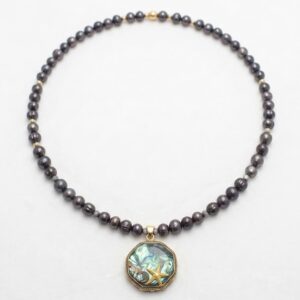 Collier-Perle-de-culture-coloree-avec-pendentif-–-Rohana