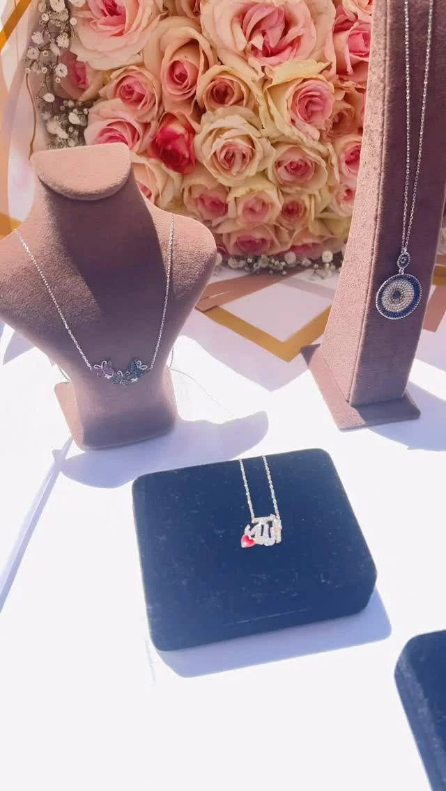 Offrez l’éclat et le style à vos proches ! 💍✨ 
Avec Hadiia.com, choisissez parmi une magnifique collection de bijoux et d’accessoires, et faites livrer directement en Algérie. 🎁💫
#BijouxEtAccessoires #LivraisonCadeaux #CadeauxÉlégants #HadiiaBijoux #StyleAvecAmour