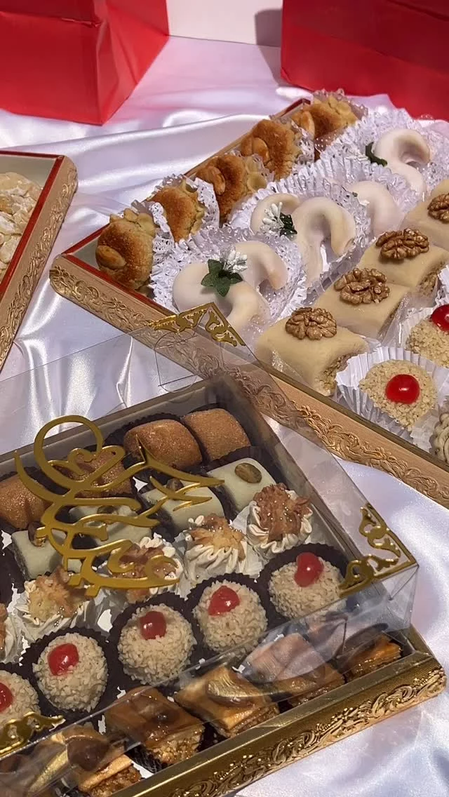 🎁 Offrir un bout de tradition pour l’Eid !
Faites livrer une box de gâteaux traditionnels à vos proches en Algérie 🕌
Makrout, tcharek, griwech… de quoi ravir les papilles et le cœur ❤️
📦 Commandez sur Hadiia.com
#EidElAdha #CadeauxEid #GâteauxAlgériens #Hadiia #Tradition #Makrout #Tcharek #LivraisonCadeaux #EidMoubarak